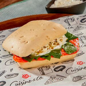 Sandwich artesanal pepperoni y stracciatella